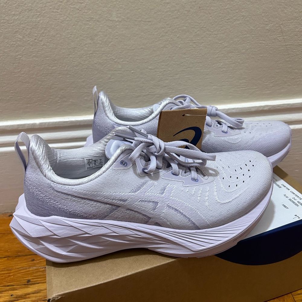 NWT ASICS novablast 4 lilac hint / faded ash rock size 7 / 36